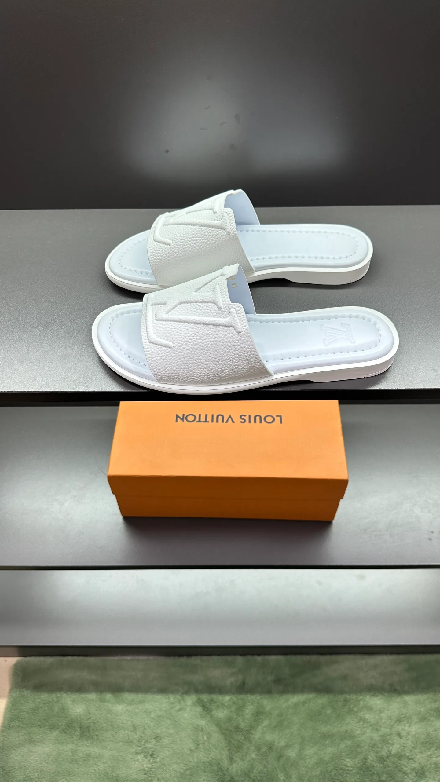 P280 🔍Top purchasing agent LV men's spring and summer slippers counter synchronized. The uppers are made of cowhide fabric imported from Italy, with logo graphics and high-quality craftsmanship. The soles are: original soles specially provided by the original factory. Exclusive molded soles are super comfortable. Original factory follow-up orders. 🔍🔍High quality. You can enter and exit the counter at will. Welcome to compare. Size 38-45